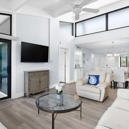 Loggerhead 253- Beachfront Residence W Vaulted Ceilings